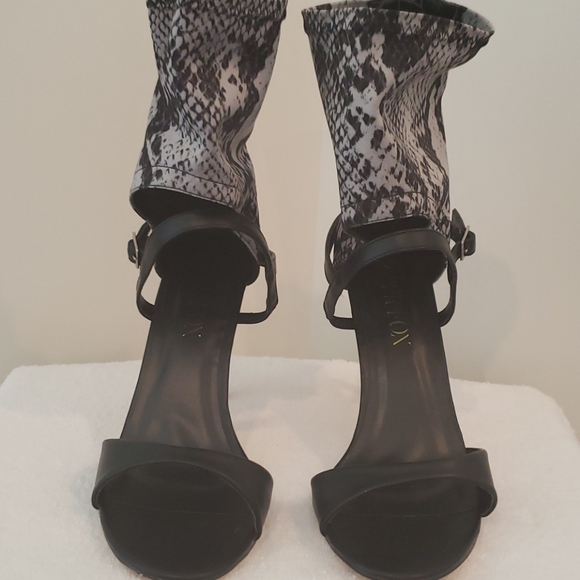 Open toe heel shoes. - Picture 1 of 7